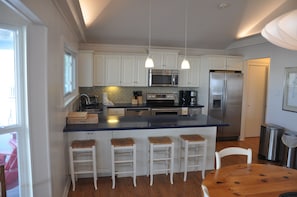Coffee/tea maker, fridge, microwave, oven - Enjoy a unique experience with a lagoon in your backyard, away from the crowds (Jamaica Beach)