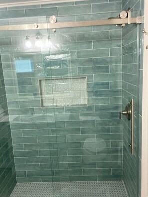 Ducha, secador de pelo, toallas y jabón