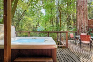 Tina de hidromasaje al aire libre