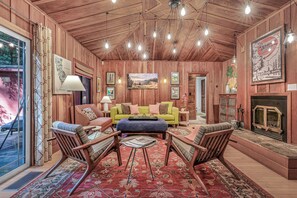 Smart TV, chimenea y libros 