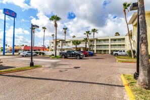 Property entrance - Studio 6 Corpus Christi, TX - North (Corpus Christi)