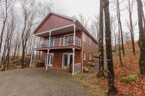 Individuell dekoriert, individuell eingerichtet, schallisolierte Zimmer