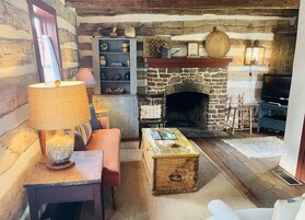 Bohl Log Cabin | Living area