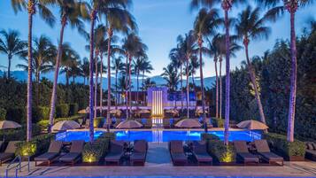 Una piscina techada, una piscina al aire libre de temporada