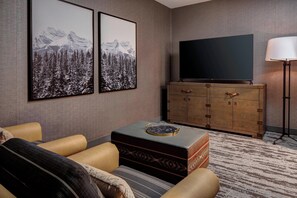 Suíte júnior, 1 cama King | Sala de estar | TV de tela plana 55 polegadas com canais a cabo, TV