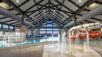 Una piscina techada, una piscina al aire libre