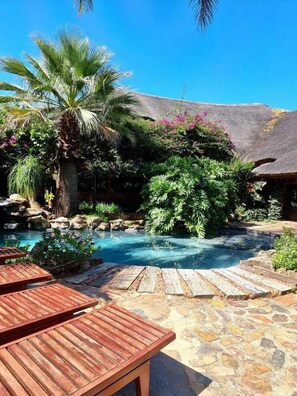 Una piscina al aire libre