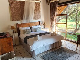 Chalé família, 2 quartos | Berço de viagem, camas extras/dobráveis (sobretaxa), roupa de cama