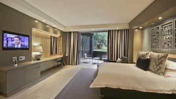 STD DOUBLE ROOMS | 1 間睡房、房內夾萬、書桌、手提電腦工作空間