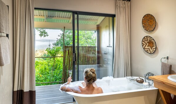 Lodge Luxury Room | Bathroom | Shower, hair dryer, bathrobes, towels - Fugitives' Drift Lodge (Msinga)