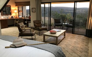 Lyxsvit - 1 kingsize-säng | Sängtillbehör av högsta kvalitet och värdeförvaringsskåp på rummet