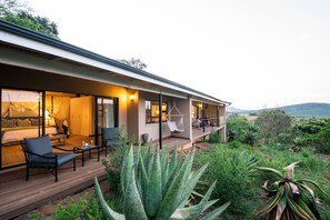 Lyxsvit - 1 kingsize-säng | Sängtillbehör av högsta kvalitet och värdeförvaringsskåp på rummet