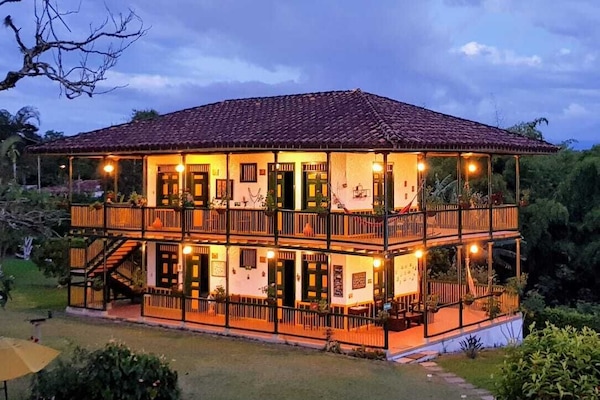 Fachada de la propiedad por la tarde o noche