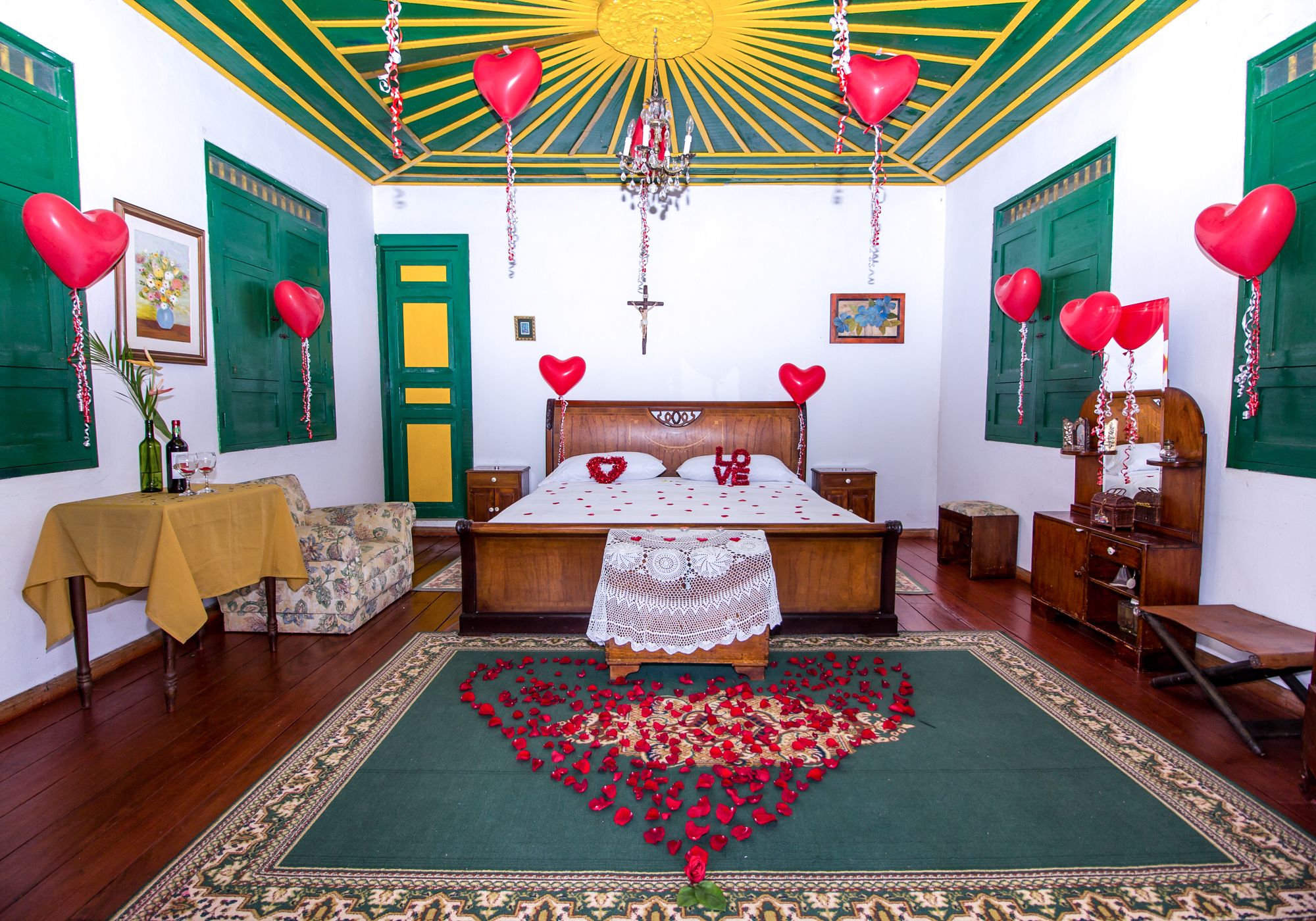 Una habitación con una cama, una mesa y un banco.