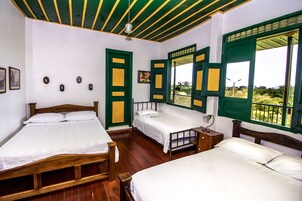 Habitación cuádruple familiar, 1 habitación | Escritorio, tabla de planchar con plancha, cunas gratuitas y wifi gratis