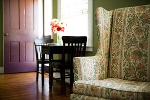 Deluxe Room, 1 Queen Bed, Balcony | Egyptian cotton sheets, hypo-allergenic bedding, memory foam beds - Hopkins Ordinary Bed Breakfast and Ale Works (Sperryville)