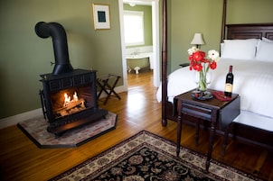 Deluxe Room, 1 Queen Bed, Balcony | Egyptian cotton sheets, hypo-allergenic bedding, memory foam beds