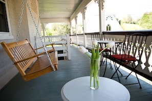 Deluxe Room, 1 Queen Bed, Balcony | Balcony