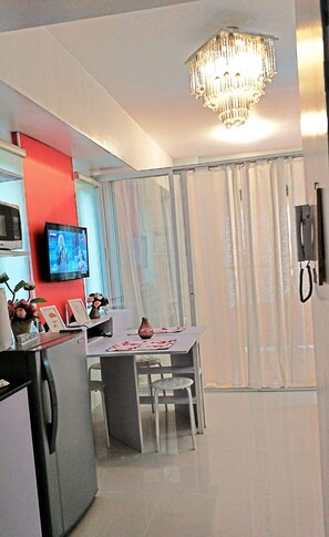 Familienapartment, 1 Schlafzimmer | Wohnbereich | Fernseher