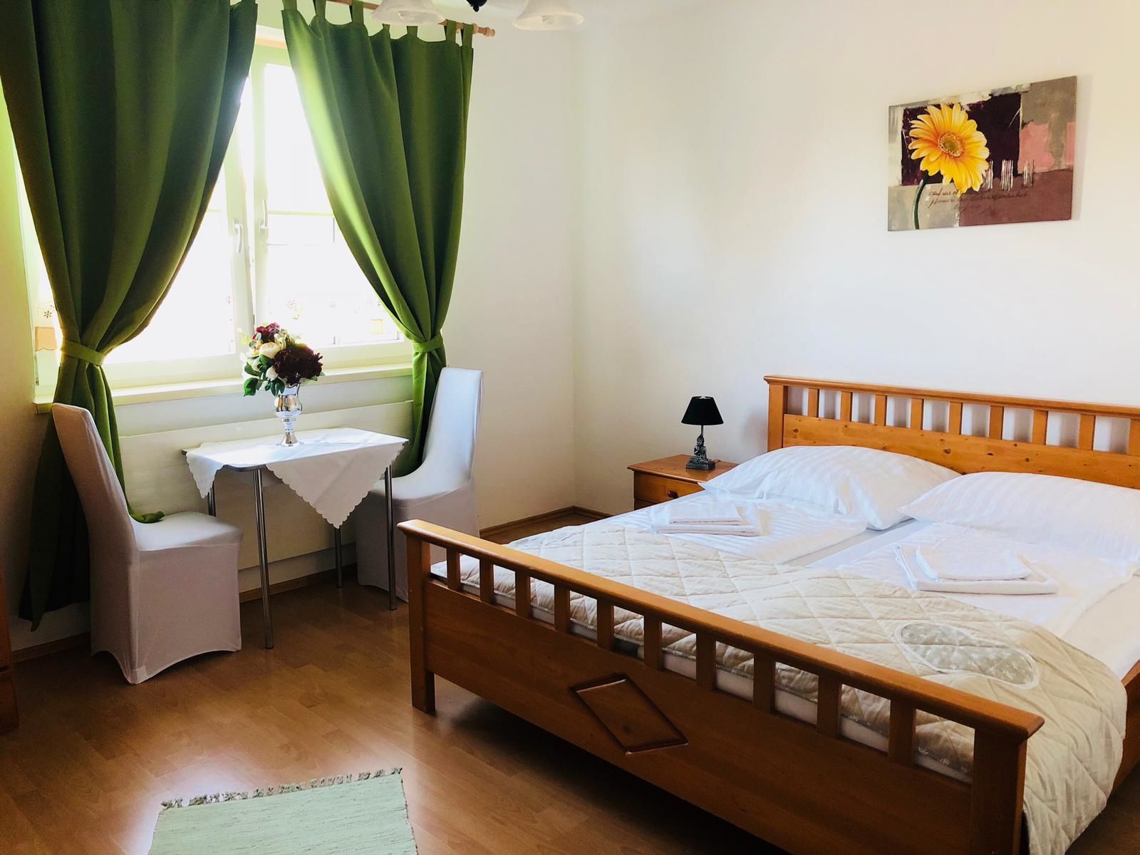 Basic-Doppelzimmer | Zustellbetten, kostenloses WLAN, Bettwäsche