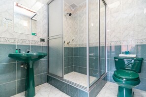 Double Room | Bathroom | Shower, free toiletries, towels - Hotel Quintas de Normandia (Bogotá)