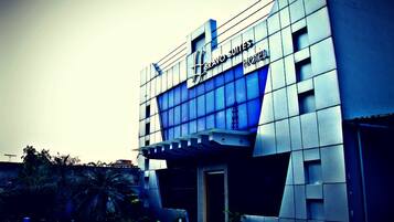 Vista frontal de la propiedad