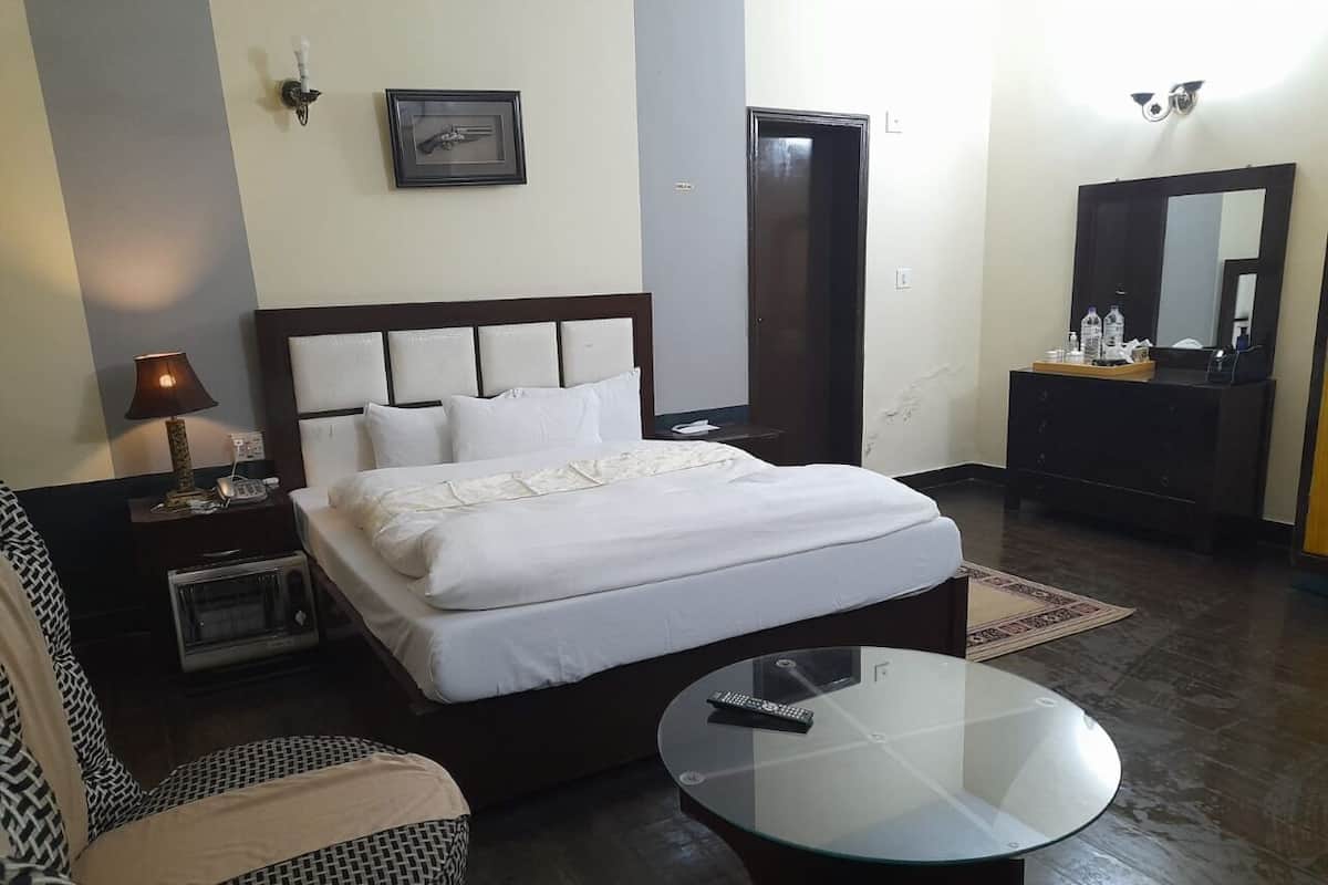 Deluxe Room | Desk, rollaway beds, free WiFi