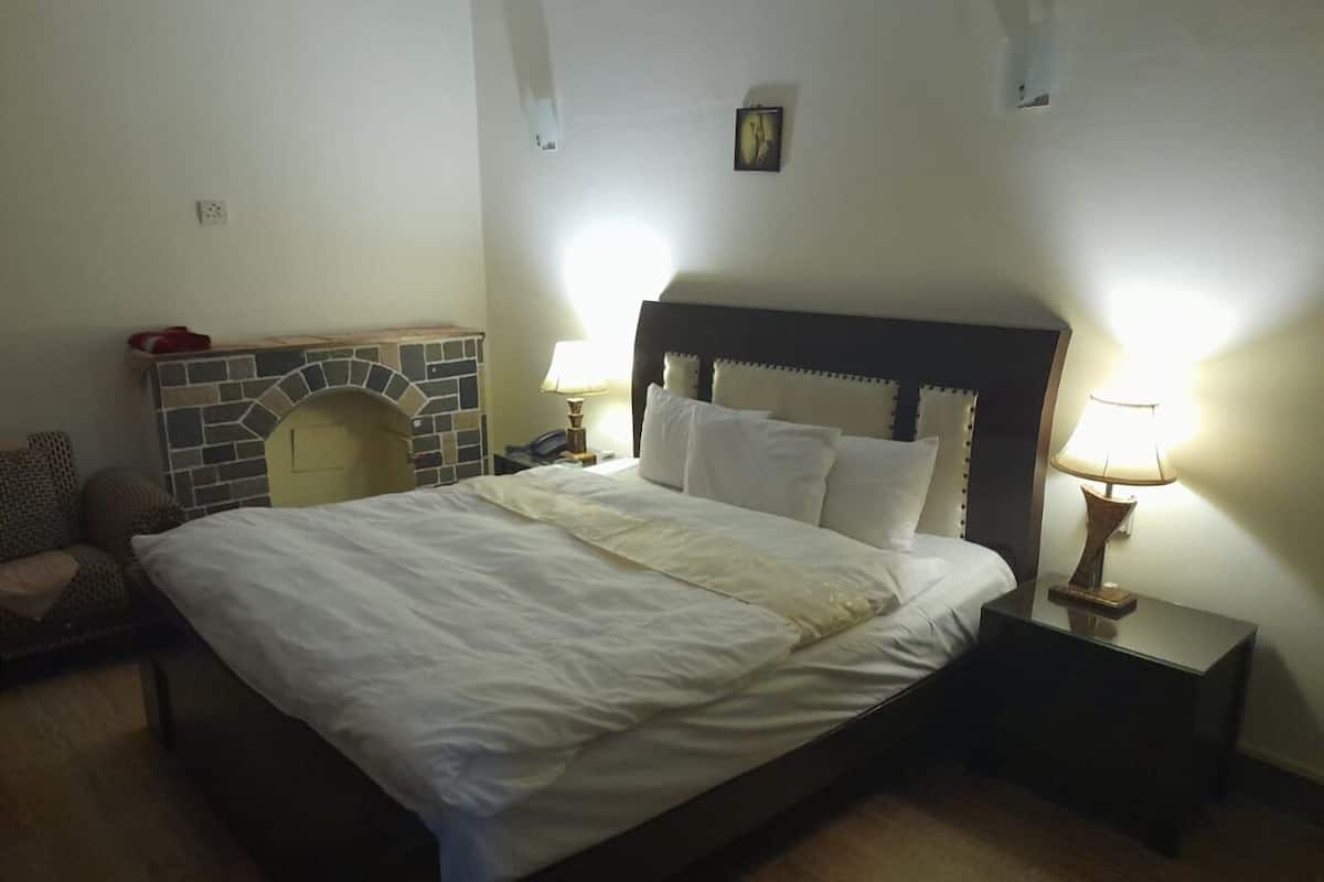 Deluxe Room | Desk, rollaway beds, free WiFi