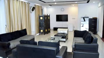 Deluxe Room | Desk, free WiFi