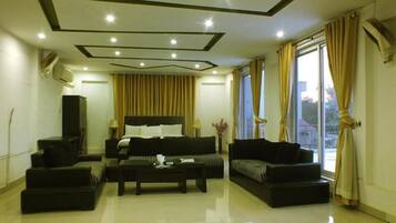 Deluxe Room | Desk, free WiFi