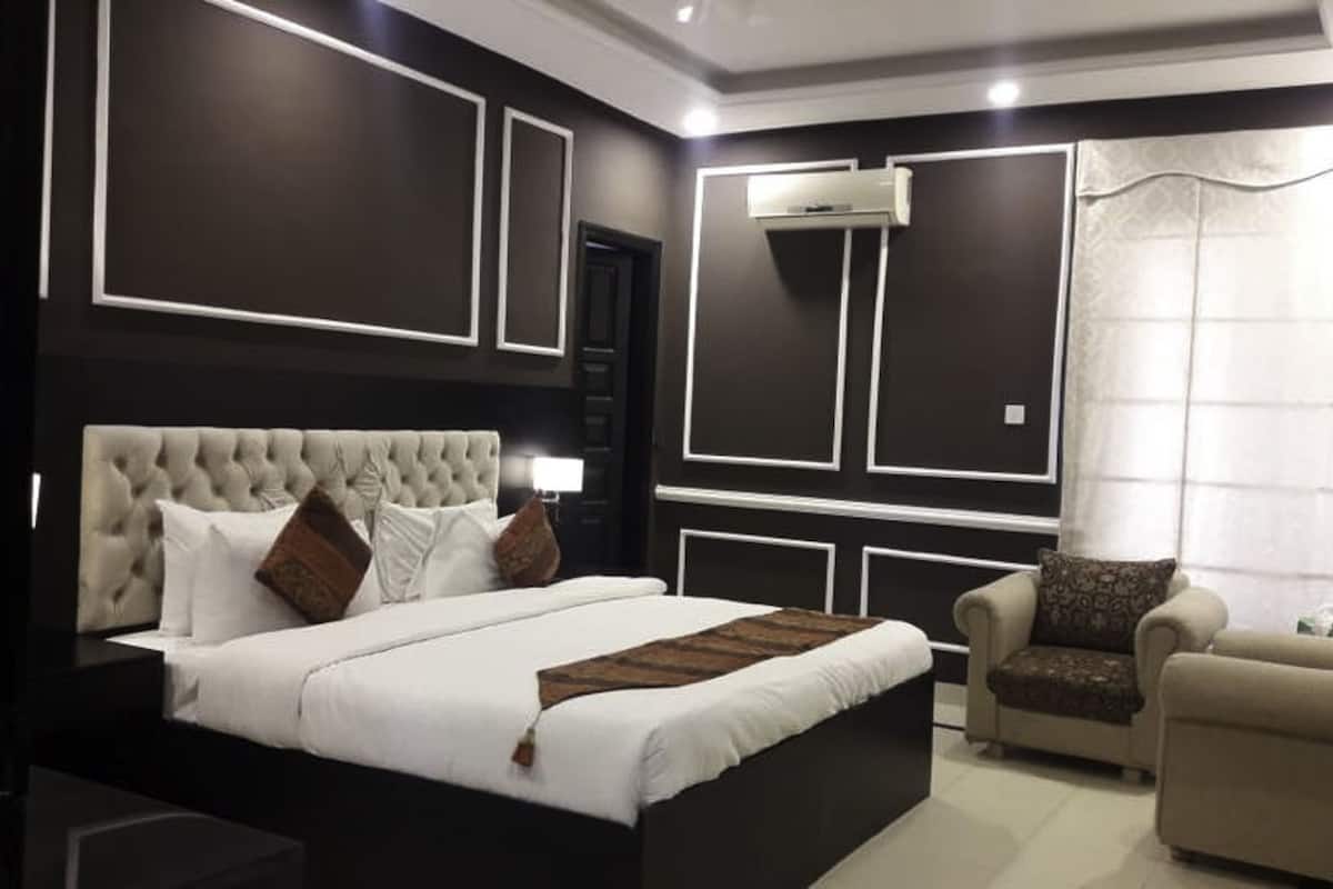 Phòng Deluxe | Minibar, bàn, bàn ủi/dụng cụ ủi quần áo