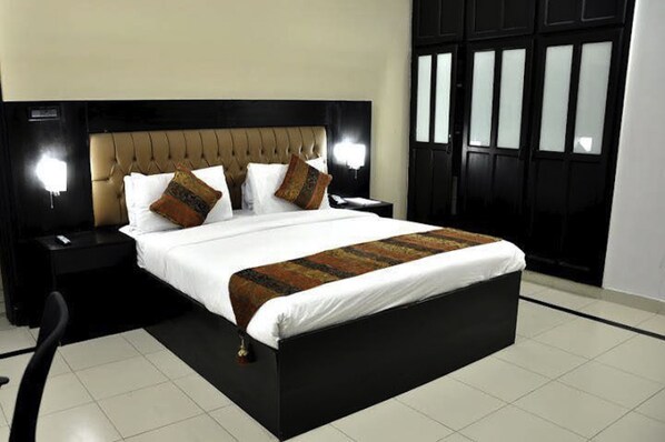 ميني بار ومكتب ومكواة/لوح كي وواي فاي مجانًا