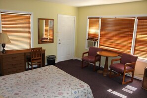 Basic Double Room Single Use | Individually furnished, desk, blackout curtains, soundproofing - Crest Motel (Bartlett)