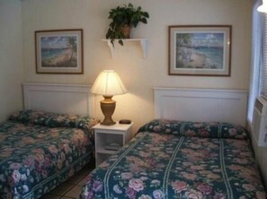 Individually furnished, desk, blackout curtains, soundproofing - Crest Motel (Bartlett)