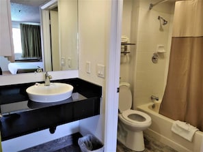 Combined shower/bathtub, towels - Studio 6 Fresno, CA - Extended Stay (Fresno)