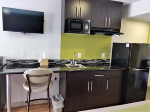 大型雪櫃/冰箱、微波爐、爐具、廚房用具/餐具/器皿