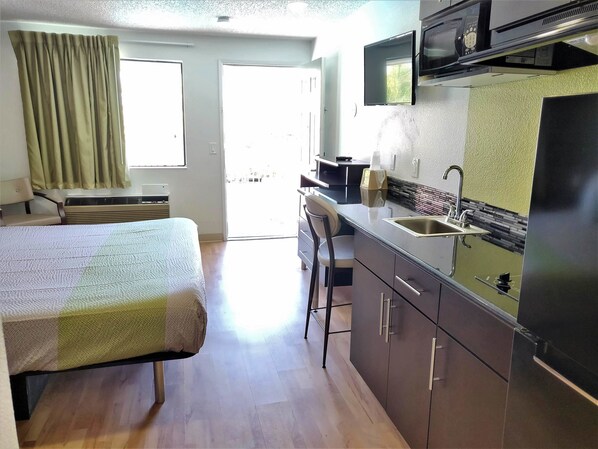 書桌、遮光窗簾/窗簾、熨斗/熨衫板、免費 Wi-Fi