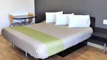Escritorio, cortinas blackout y tabla de planchar con plancha