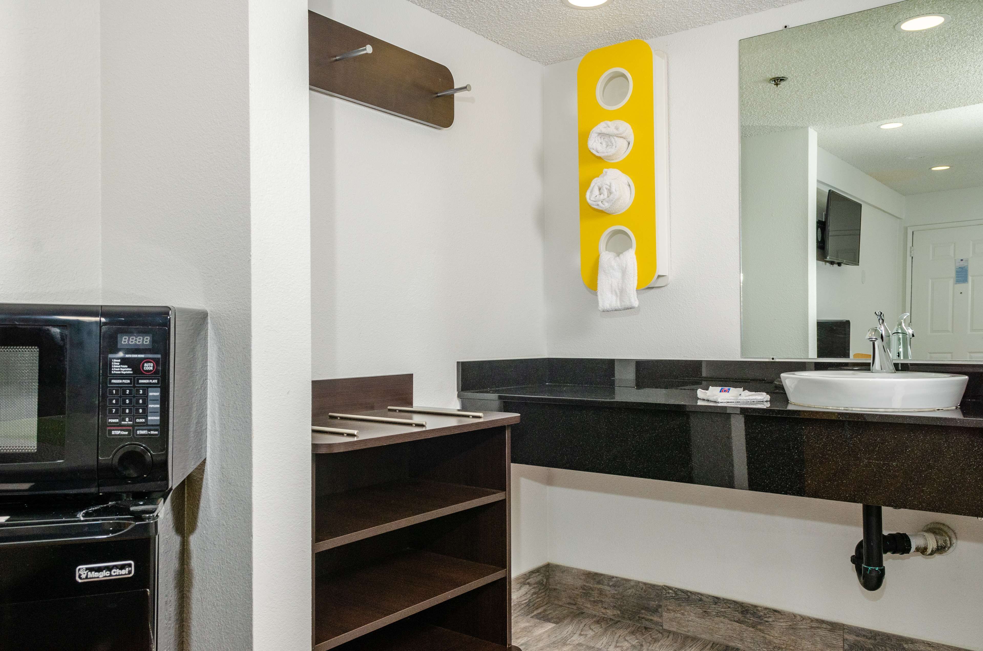 Bañera con ducha, toallas