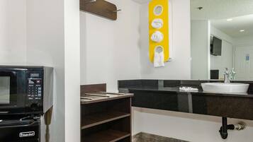 Bañera con ducha, toallas