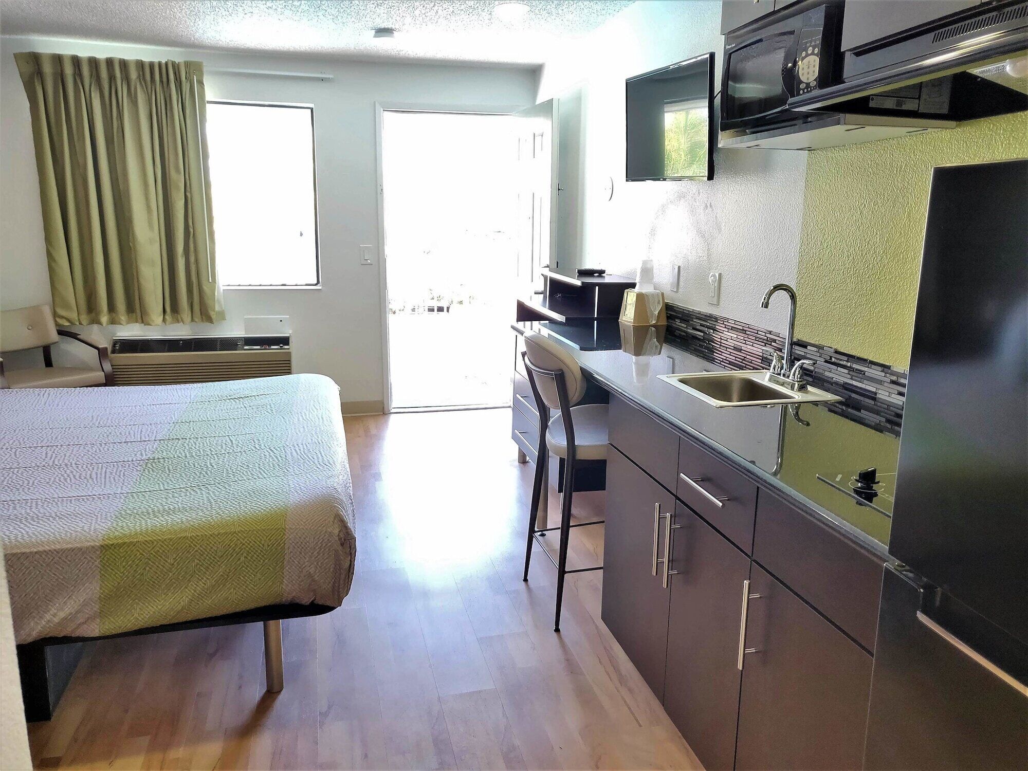 書桌、遮光窗簾/窗簾、熨斗/熨衫板、免費 Wi-Fi