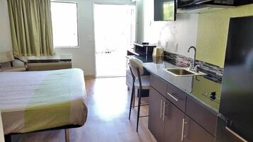 書桌、遮光窗簾/窗簾、熨斗/熨衫板、免費 Wi-Fi