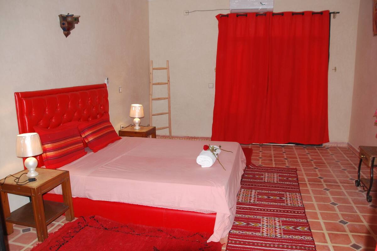Suite estándar, 1 habitación, vista a la alberca | 1 habitación, escritorio, tabla de planchar con plancha y wifi gratis