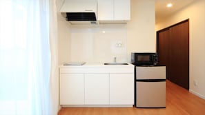 1F Japanese Style Room A | Private kitchenette | Fridge, microwave, stovetop, electric kettle - COTO Tokyo Shibuya 4 (Tokyo)