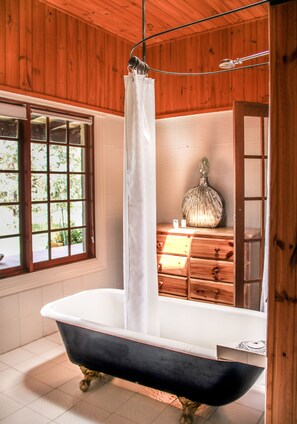 Deluxe Room, 1 Queen Bed | Deep soaking bathtub - Brigham House (Tooma)