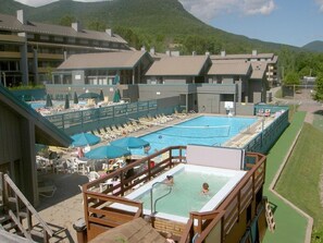 Una piscina techada, una piscina al aire libre