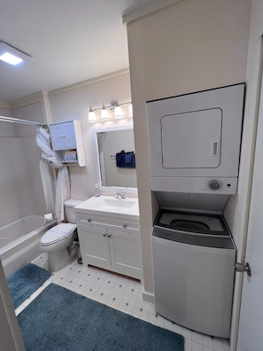 Bathtub, hair dryer, towels, soap - Mountain Retreat Located Seconds from Loon Mt, Lincoln and White Mtns (Lincoln)