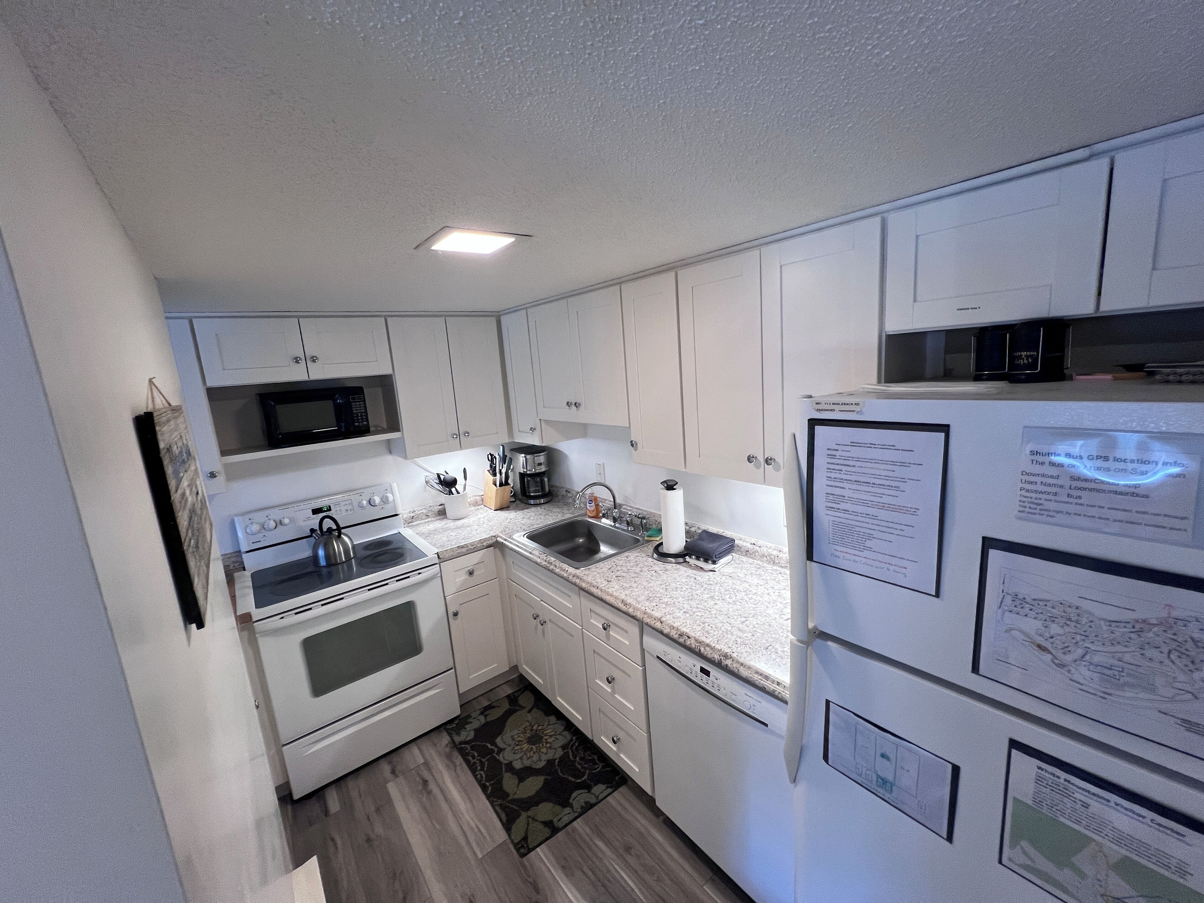 Kjøleskap, mikrobølgeovn, ovn og kokeplater