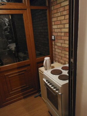 Frigorifero, microonde, forno, piano cottura