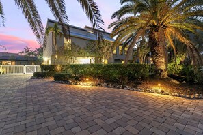 Property grounds - Casa Leone | Pet Friendly 🐶 on Siesta Key w/ Private Heated Pool, Golf Cart, & Putting Green! (Siesta Key)